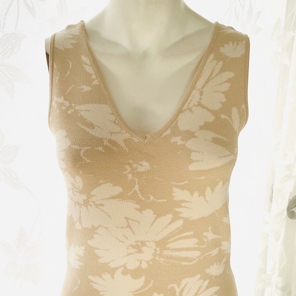 EMPROVED V-NECK DRESS - Picture 3 of 7